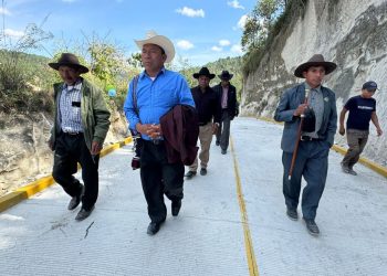 Entregan proyecto vial en Santa Lucía La Reforma, Totonicapán