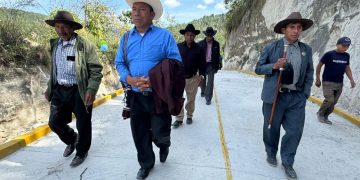 Entregan proyecto vial en Santa Lucía La Reforma, Totonicapán