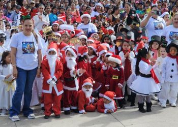 Estudiantes de Jalapa participan en desfile navideño, llevando el mensaje de unión y esperanza