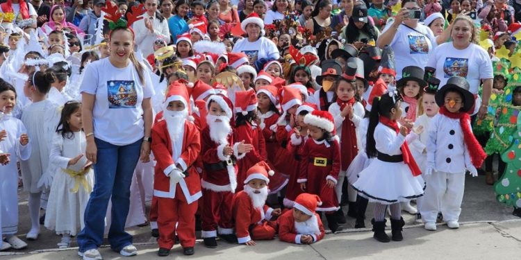Estudiantes de Jalapa participan en desfile navideño, llevando el mensaje de unión y esperanza