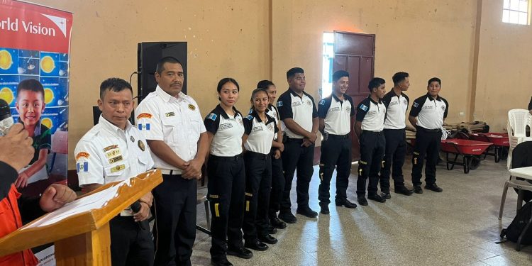Entregan equipamiento y reconocimientos a Bomberos Voluntarios de Aguacatán