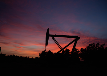 Petróleo de Texas comienza la semana con baja de precios. / Foto: EFE.