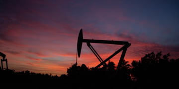 Petróleo de Texas comienza la semana con baja de precios. / Foto: EFE.