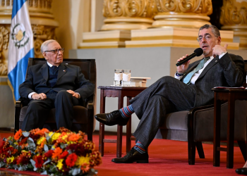 Presidente Bernardo Arévalo (derecha) y el expresidente Alejandro Maldonado Aguirre (izquierda) en el conversatorio. / Foto: Byron de la Cruz.