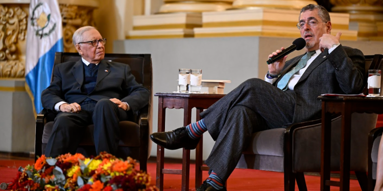Presidente Bernardo Arévalo (derecha) y el expresidente Alejandro Maldonado Aguirre (izquierda) en el conversatorio. / Foto: Byron de la Cruz.