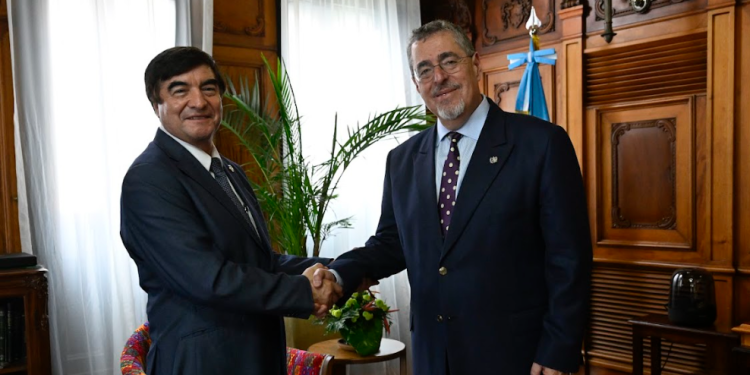 Presidente del Organismo Ejecutivo, Bernardo Arévalo (derecha), dialogando con el presidente del Organismo Judicial, Teódulo Cifuentes (izquierda). / Foto: Byron de la Cruz.