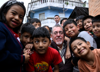 Presidente Bernardo Arévalo recibido por niños de Uspantán, Quiché. / Foto: Byron de la Cruz.