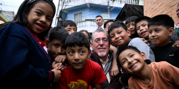 Presidente Bernardo Arévalo recibido por niños de Uspantán, Quiché. / Foto: Byron de la Cruz.