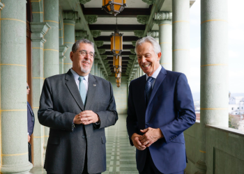 Presidente Bernardo Arévalo (izquierda) con el ex primer ministro del Reino Unido Tony Blair (derecha). / Foto: Gilber García.