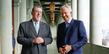 Presidente Bernardo Arévalo (izquierda) con el ex primer ministro del Reino Unido Tony Blair (derecha). / Foto: Gilber García.