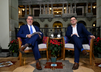 Presidente Bernardo Arévalo y el diputado Samuel Pérez Álvarez en un diálogo en el Palacio Nacional de la Cultura sobre la aprobación de la Ley de Competencia. / Foto: Byron de la Cruz.