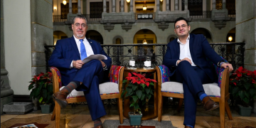 Presidente Bernardo Arévalo y el diputado Samuel Pérez Álvarez en un diálogo en el Palacio Nacional de la Cultura sobre la aprobación de la Ley de Competencia. / Foto: Byron de la Cruz.