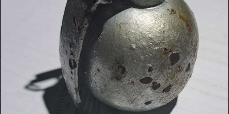 La granada K400, identificada como un explosivo de operación manual. / Foto: PNC