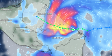 La tormenta tropical Sara avanza frente a las costas de Honduras.