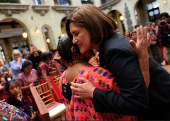 Vicepresidenta Karin Herrera aplaudió la lucha de las mujeres defensoras de derechos humanos. / Foto: Noé Pérez.