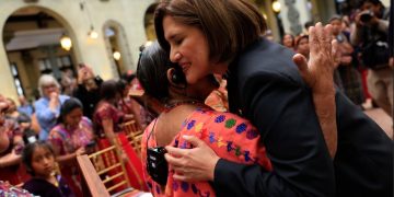 Vicepresidenta Karin Herrera aplaudió la lucha de las mujeres defensoras de derechos humanos. / Foto: Noé Pérez.