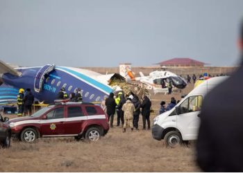 Los restos del avión de Azerbayán quedaron en un campo en el oeste de Kazajistán.