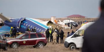 Los restos del avión de Azerbayán quedaron en un campo en el oeste de Kazajistán.