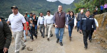 El presidente Bernardo Arévalo recorre el tramo, en Purlhá, Baja Verapaz, con el cual se cumplió y superó la meta de rehabilitar mil kilómetros de tercer orden en todo el país.