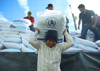 Miles de campesinos de Sololá se beneficiarán con la entrega del Bono Campesino, que el Gobierno entrega por medio del MAGA.