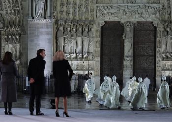 Antes de la ceremonia oficial de apertura, el arzobispo de París tocó simbólicamente la puerta para poder ingresar. / Foto: EFE.