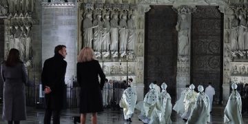 Antes de la ceremonia oficial de apertura, el arzobispo de París tocó simbólicamente la puerta para poder ingresar. / Foto: EFE.