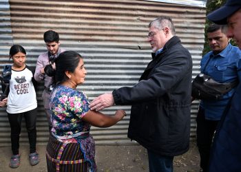 El presidente Bernardo Arévalo saluda a doña Gloria, la beneficiaria número 50 mil del programa Bolsa Social, en una aldea de San Raymundo, Guatemala.