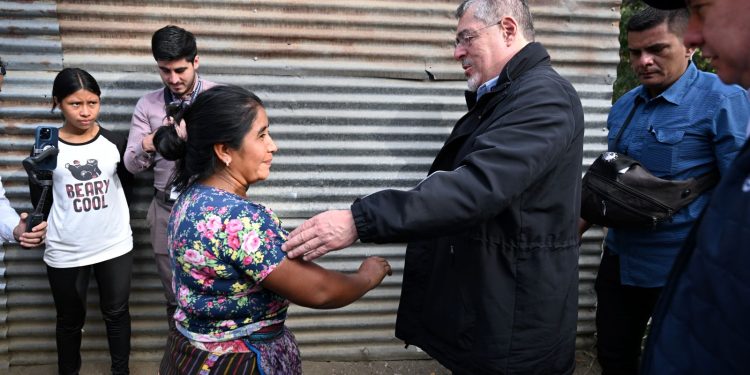 El presidente Bernardo Arévalo saluda a doña Gloria, la beneficiaria número 50 mil del programa Bolsa Social, en una aldea de San Raymundo, Guatemala.