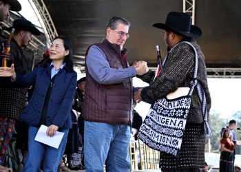 El presidente Bernardo Arévalo saluda al alcalde indígena de Solola durante el acto de entrega del Bono Campesino en la aldea El Tablón, un paso más para lograr el desarrollo en ese departamento.