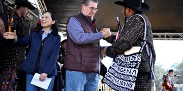 El presidente Bernardo Arévalo saluda al alcalde indígena de Solola durante el acto de entrega del Bono Campesino en la aldea El Tablón, un paso más para lograr el desarrollo en ese departamento.