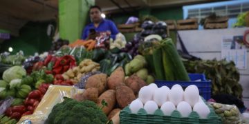 Índice de inflación. El tomate y la papa son dos productos que hay tenido baja en los precios, mientras que los huevos han mostrado alza.