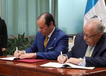 Los cancilleres de Panamá, Javier Martínez-Acha, y de Guatemala, Carlos Martínez, firman el Convenio Marco de Cooperación Panamá-Guatemala.
