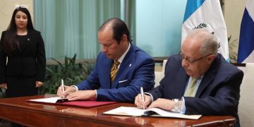 Los cancilleres de Panamá, Javier Martínez-Acha, y de Guatemala, Carlos Martínez, firman el Convenio Marco de Cooperación Panamá-Guatemala.