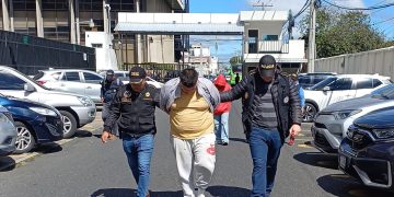 Agentes de la PNC conduce a uno de los capturados por usura en operativo transnacional.