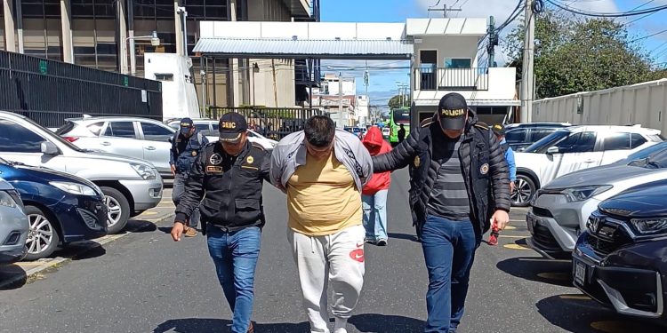 Agentes de la PNC conduce a uno de los capturados por usura en operativo transnacional.