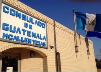 El consulado de Guatemala en McAllen, Texas, brinda atención a madre e hijo interceptados por autoridades migratorias de EE. UU.