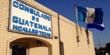 El consulado de Guatemala en McAllen, Texas, brinda atención a madre e hijo interceptados por autoridades migratorias de EE. UU.