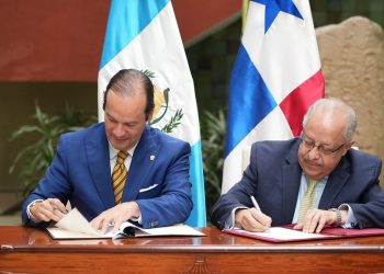 Cancilleres de Guatemala (derecha) y Panamá (izquierda) refuerzan alianza estratégica. / Foto: Minex.