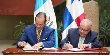 Cancilleres de Guatemala (derecha) y Panamá (izquierda) refuerzan alianza estratégica. / Foto: Minex.