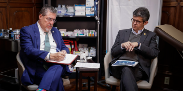 Presidente Arévalo junto al ministro de Salud al firmar la reforma a la Ley contra la Delincuencia Organizada. / Foto: Dickéns Zamora.