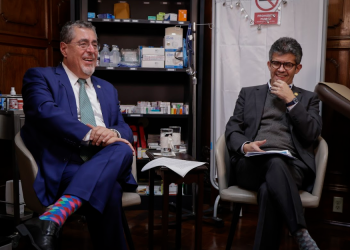 El presidente Arévalo y el ministro Barnoya dialogaron sobre las adquisiciones por medio del mecanismo de UNOPS. / Foto: Dickéns Zamora.