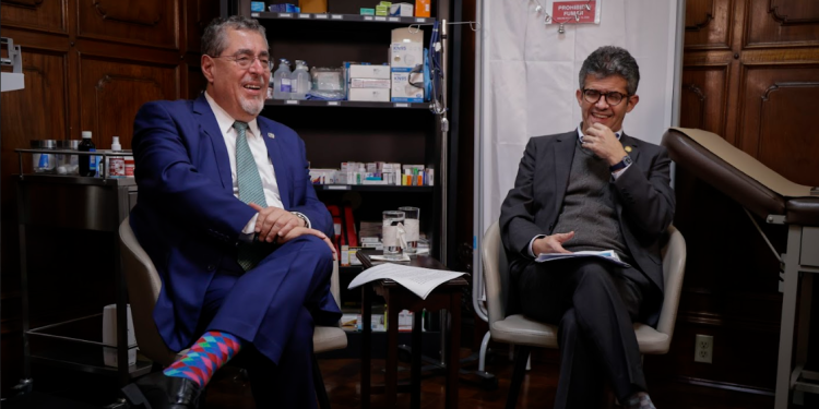 El presidente Arévalo y el ministro Barnoya dialogaron sobre las adquisiciones por medio del mecanismo de UNOPS. / Foto: Dickéns Zamora.