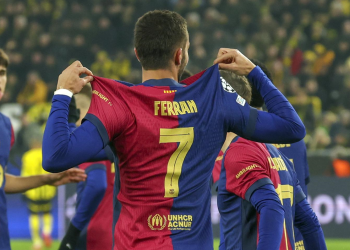 Ferran lidera al Barcelona para silenciar el Signal Iduna Park