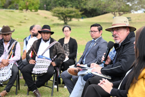 Presidente Bernardo Arévalo durante diálogo con representantes de los pueblos de Guatemala, en Kaminal Juyú. / Foto: Byron de la Cruz.