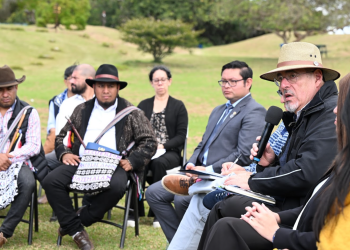 Presidente Bernardo Arévalo durante diálogo con representantes de los pueblos de Guatemala, en Kaminal Juyú. / Foto: Byron de la Cruz.