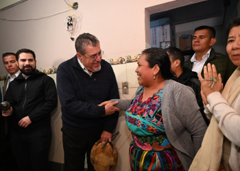 El presidente Bernardo Arévalo entró con la posada a algunas viviendas de la colonia Bethania. / Foto: Byron de la Cruz y Gilber García.