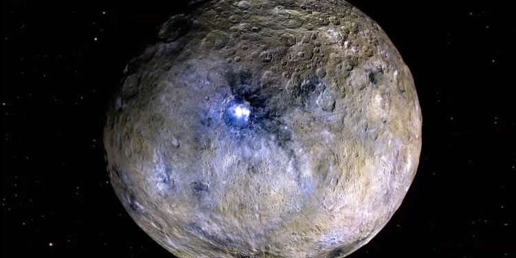 Ceres capta la atención por existencia de agua. / Foto: National Geographic.