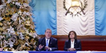 El presidente Bernardo Arévalo, junto a la vicepresidenta Karin Herrera y su gabinete de gobierno, brinda un mensaje de Navidad y anuncia un incremento al salario mínimo. Foto/Dieckéns Zamora