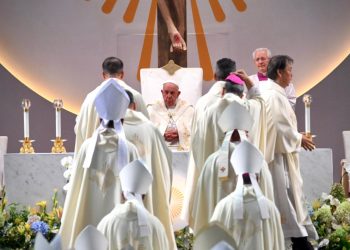 El papa supera la dura prueba de su viaje más largo