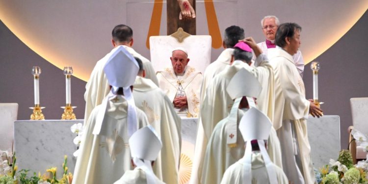 El papa supera la dura prueba de su viaje más largo